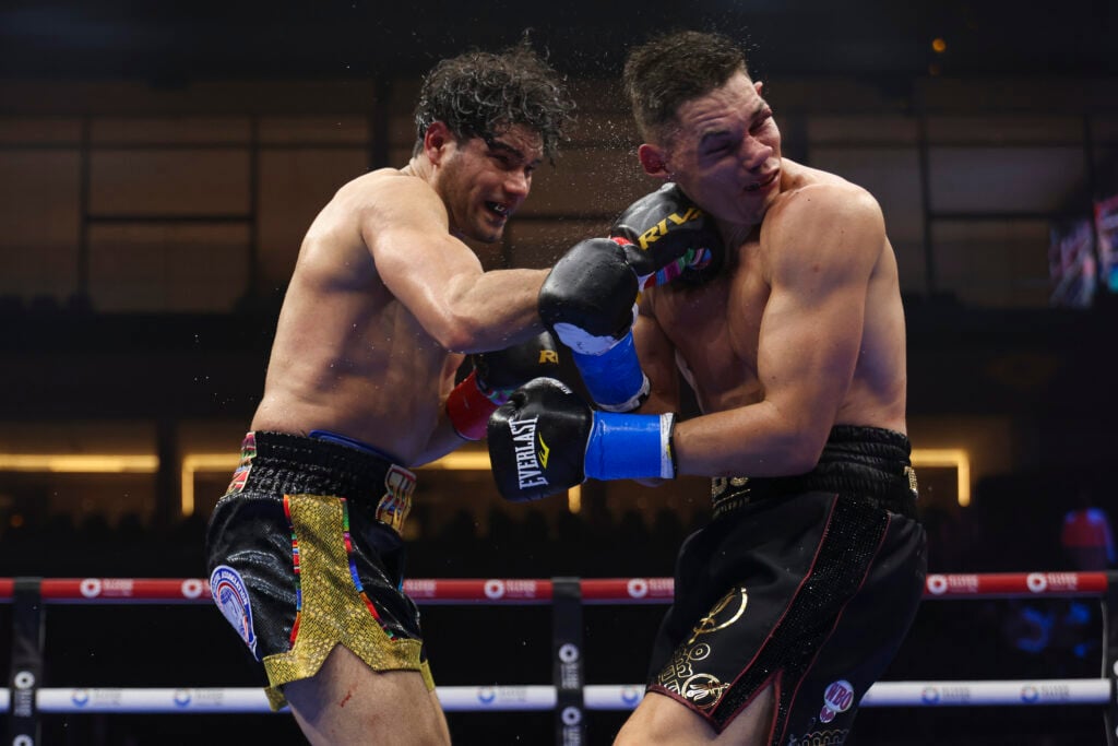 Gilberto "Zurdo" Ramirez lands a right hand flush on the face of Chris Billam-Smith