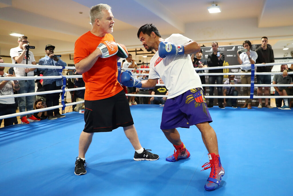 Manny Pacquiao does pads with Freddie Roach