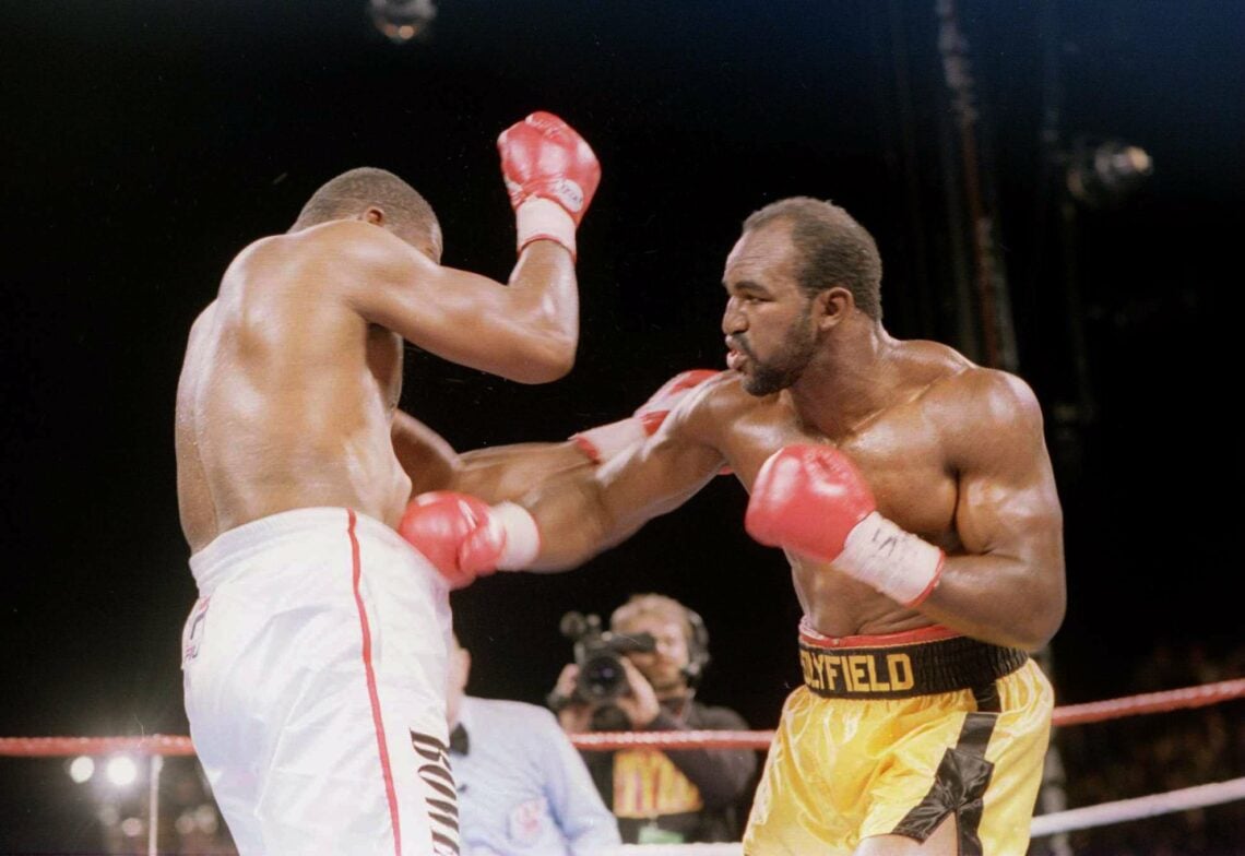 6 Nov 1993: EVANDER HOLYFIELD DELIVERS A BLOW TO THE BODY OF RIDDICK BOWE ON HIS WAY TO RECLAIMING THE HEAVYWEIGHT TITLE DURING THEIR BOUT IN LAS V...