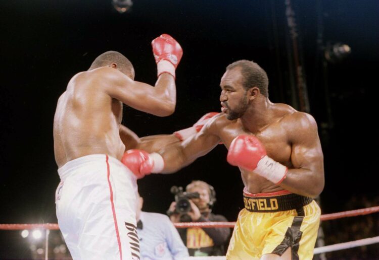6 Nov 1993: EVANDER HOLYFIELD DELIVERS A BLOW TO THE BODY OF RIDDICK BOWE ON HIS WAY TO RECLAIMING THE HEAVYWEIGHT TITLE DURING THEIR BOUT IN LAS V...