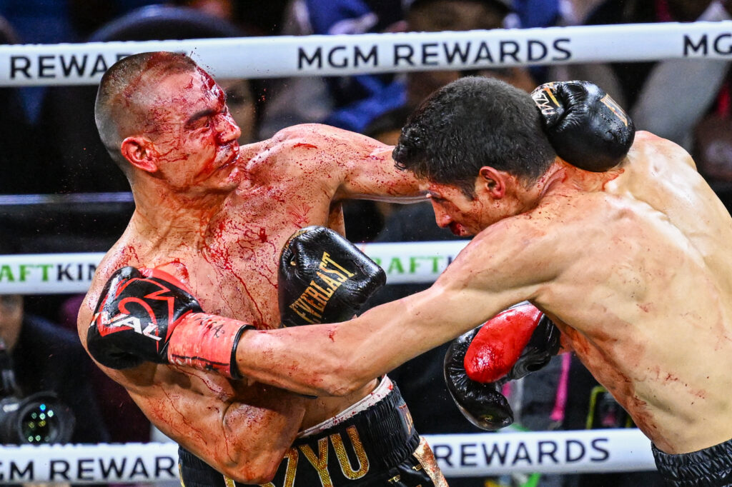 Tim Tszyu v Sebastian Fundora, both fighters covered in blood