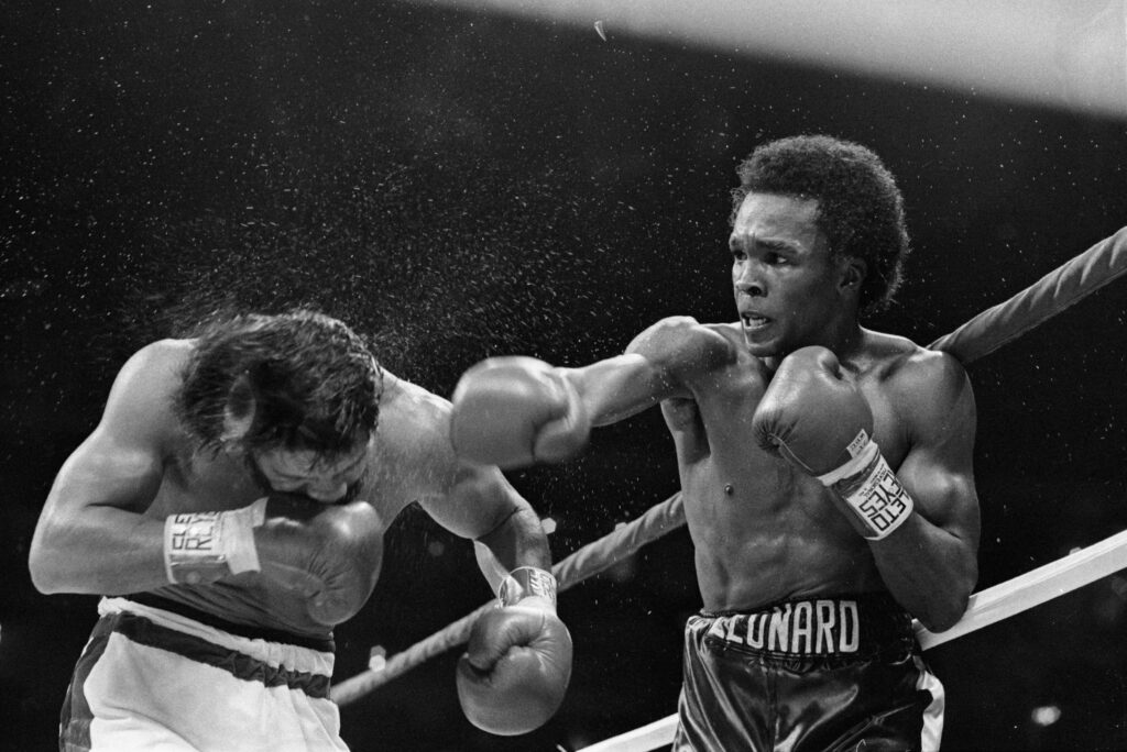 Sugar Ray Leonard Hits Roberto Duran