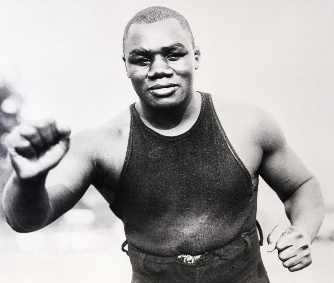 (Original Caption) 8/2/1924Waist-up portrait of ex-heavyweight champion Sam Langford, in a fighting pose.