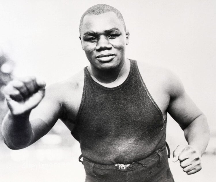 (Original Caption) 8/2/1924Waist-up portrait of ex-heavyweight champion Sam Langford, in a fighting pose.