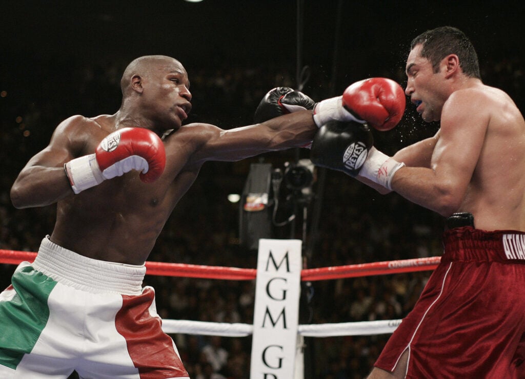 Floyd Mayweather Jr. (L) and Oscar De La Hoya