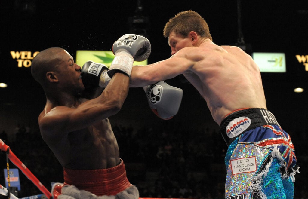 British Ricky Hatton (R) fights with US