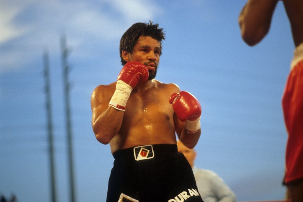 Roberto Duran fighting in 1986