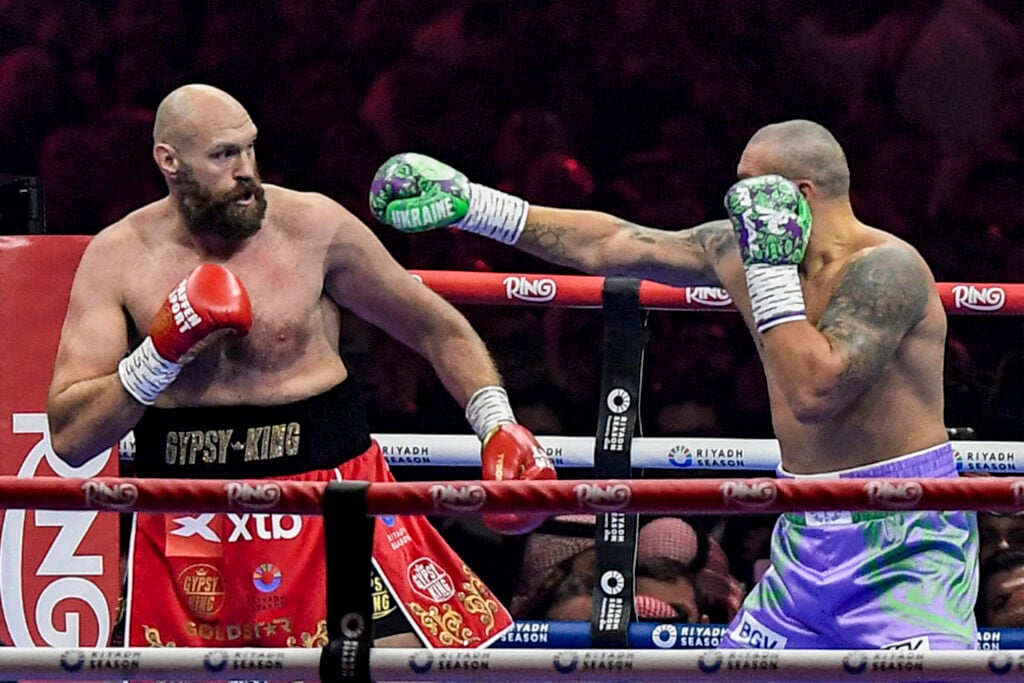 Tyson Fury dodges a right hand from Oleksandr Usyk