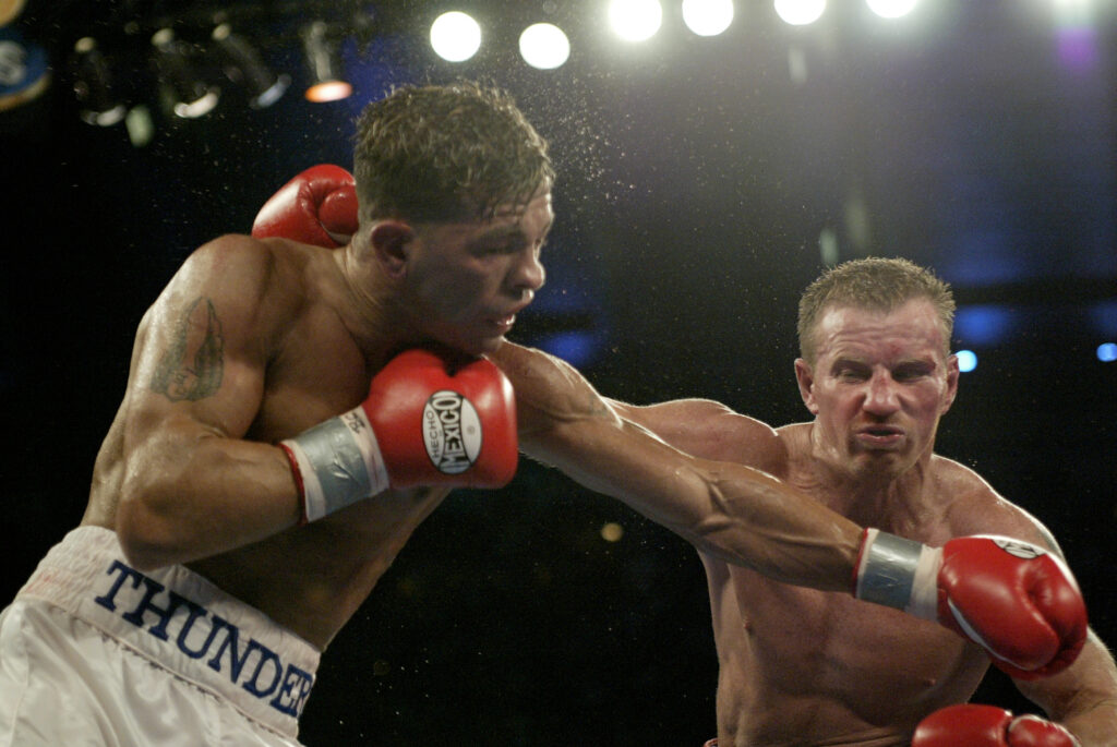 Arturo Gatti and Micky Ward trade punches