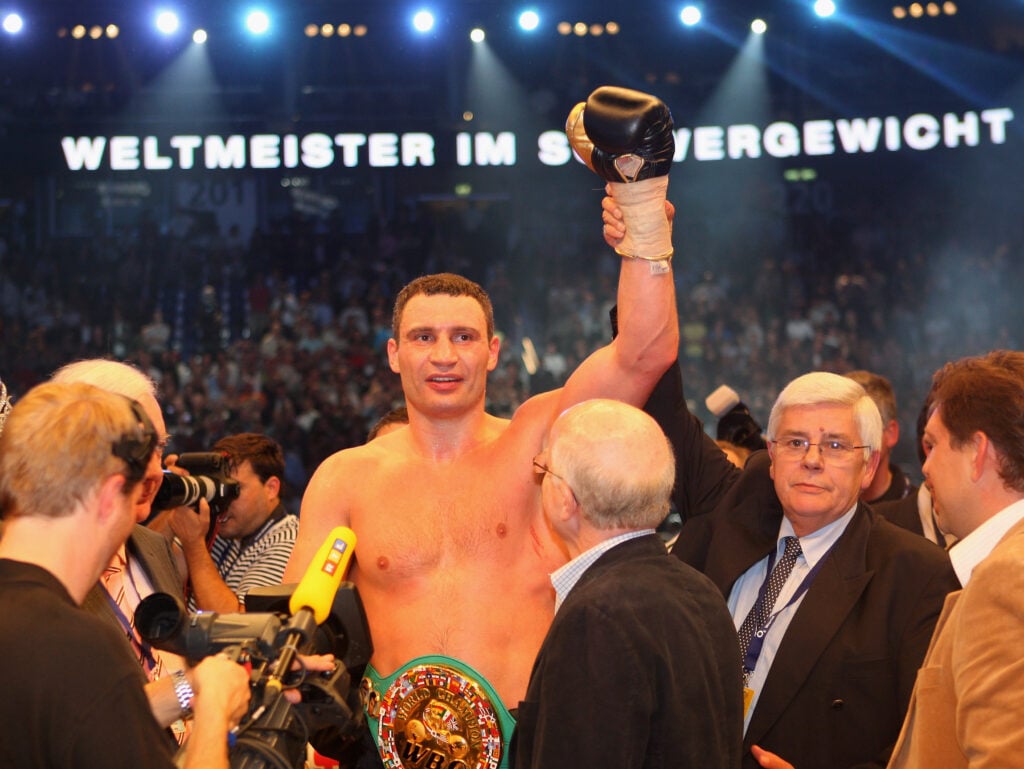 Vitali Klitschko raises hand in victory