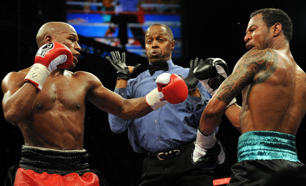 Floyd Mayweather exchanges punches with Shane Mosley