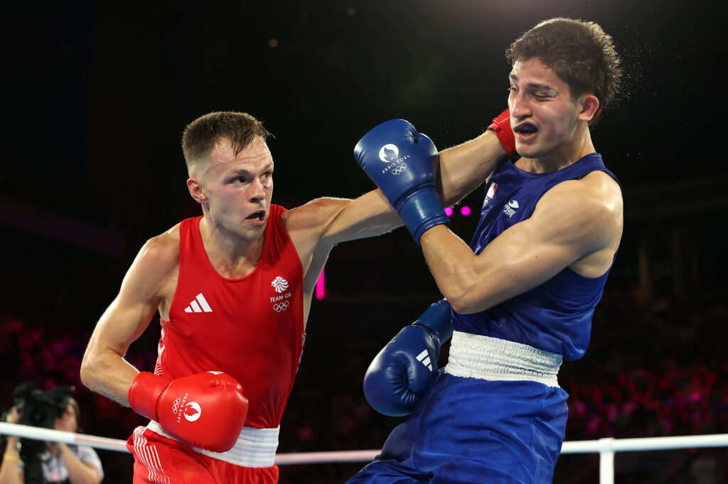Lewis Richardson lands a punch on Marco Verde