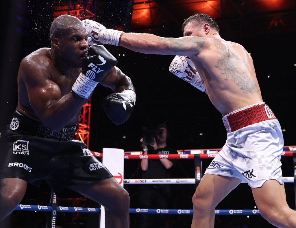 Oleksandr Usyk lands a straight right hand on Daniel Dubois' head
