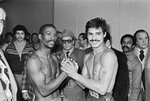 Alexis Arguello and Chalennger Alfredo Escalera Shake Hands