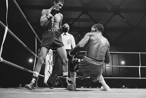 Alexis Arguello Drops Alfredo Escalera to the Canvas