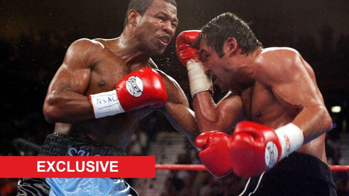 Shane Mosley boxing Oscar De La Hoya with exclusive banner