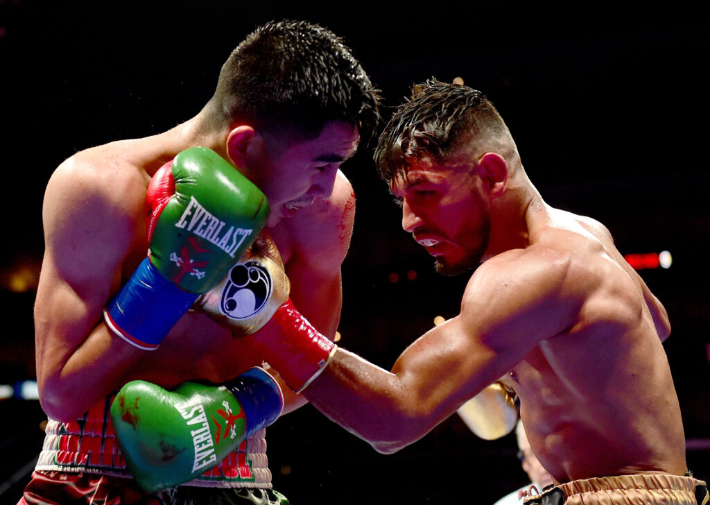 Leo Santa Cruz fighting Abner Mares