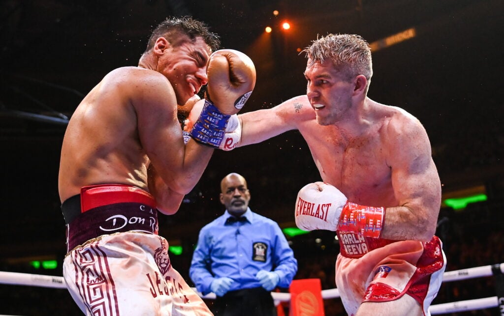 Liam Smith punches Jessie Vargas